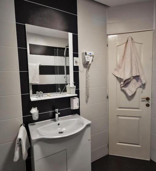 غرفة قياسية ثلاثية, Pensiunea Caro