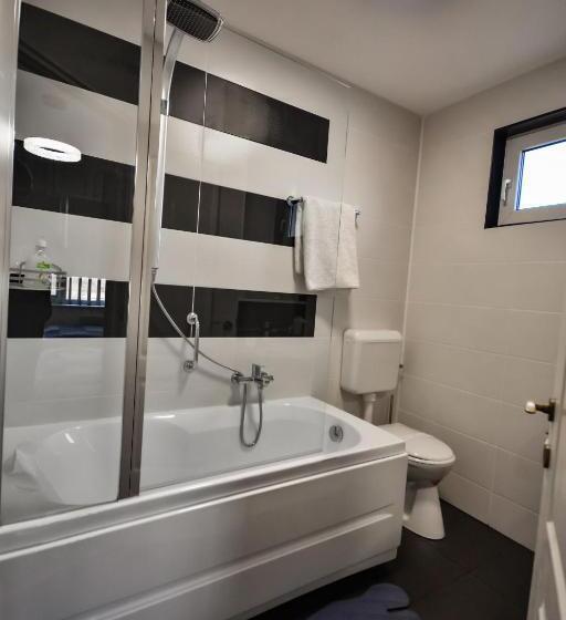 غرفة قياسية ثلاثية, Pensiunea Caro