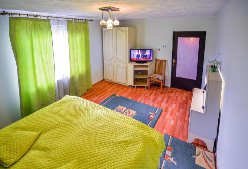 شقة غرفتين, Pensiunea Caro