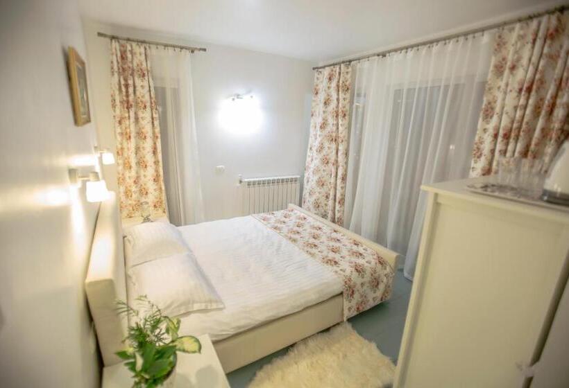 חדר דחוקס עם מיטת קינג, Rapsodia Pension