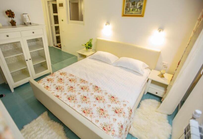 חדר דחוקס עם מיטת קינג, Rapsodia Pension