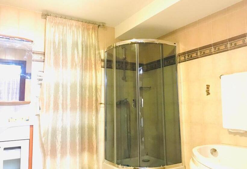 חדר דלוקס לשלושה, Rapsodia Pension