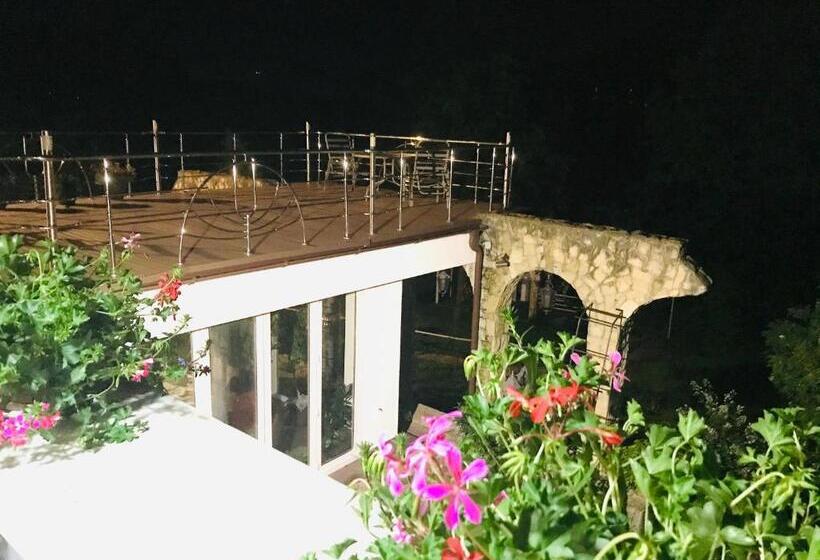 חדר דלוקס לשלושה, Rapsodia Pension