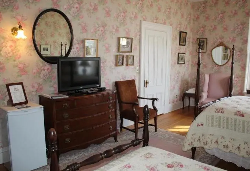 Superior-perhehuone, Carriage House Inn
