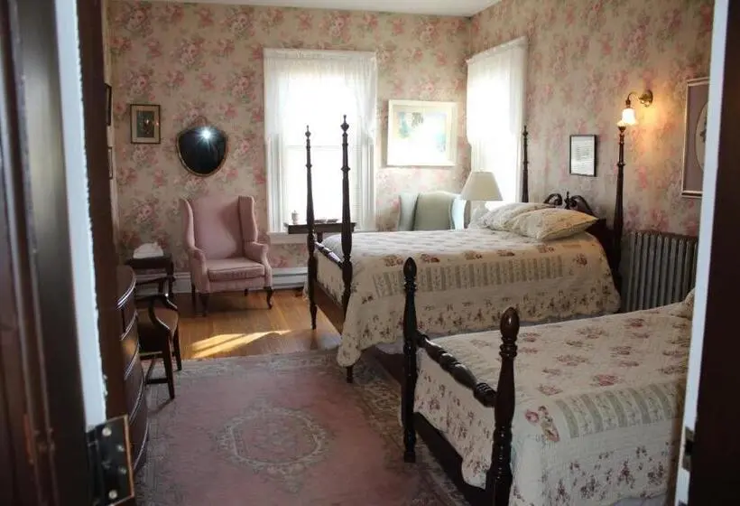 Superior-perhehuone, Carriage House Inn