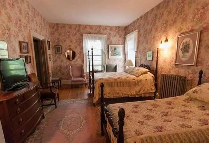 Superior-perhehuone, Carriage House Inn