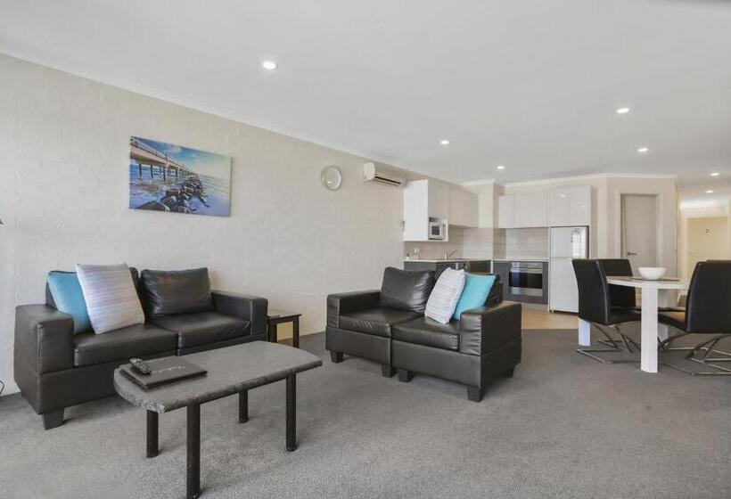 شقة غرفة واحدة, Crown Apartments