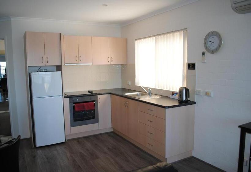 דירת חדר, Crown Apartments