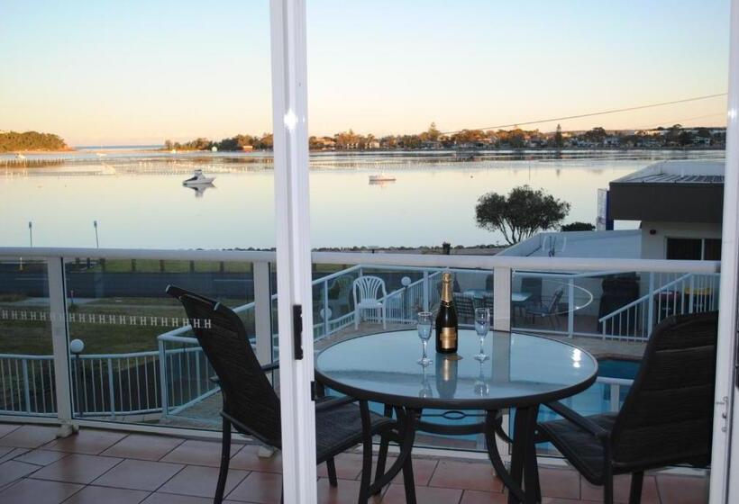 דירת חדר, Crown Apartments