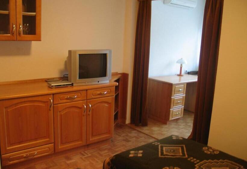 اتاق استاندارد سه نفره, Marinčič Inn