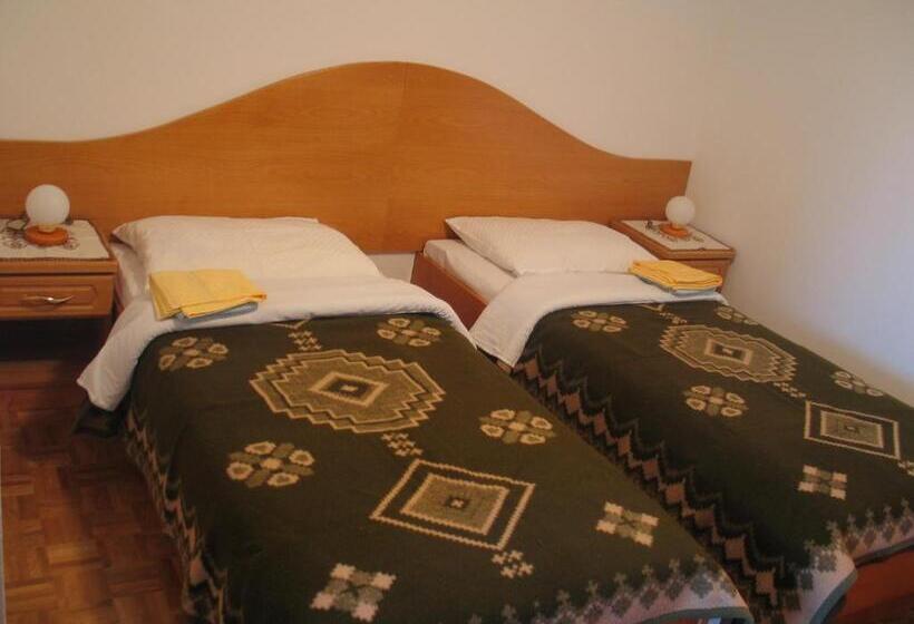 اتاق استاندارد سه نفره, Marinčič Inn