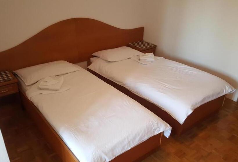 اتاق استاندارد سه نفره, Marinčič Inn