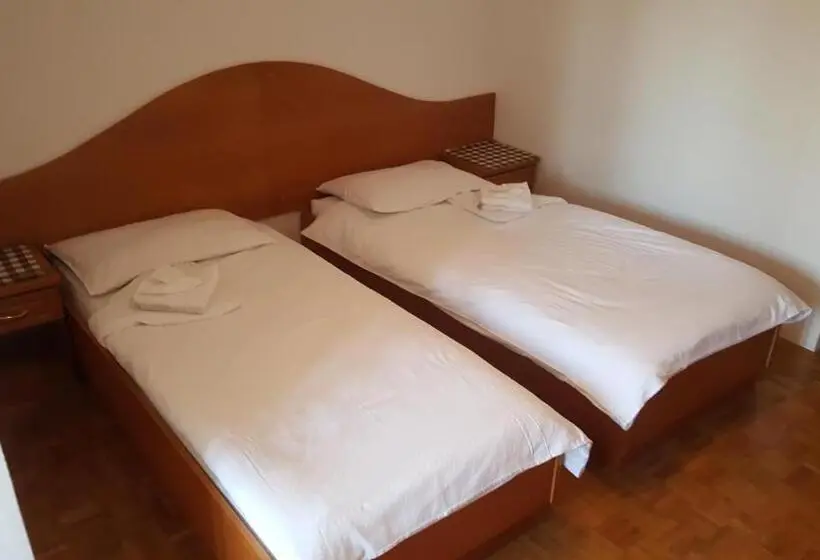 اتاق استاندارد سه نفره, Marinčič Inn