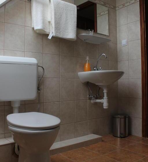 חדר סטנדרט לארבעה, Paulay Borház és Vendégház