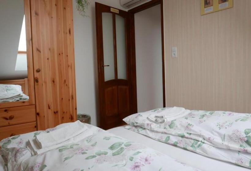 חדר סטנדרט לארבעה, Paulay Borház és Vendégház