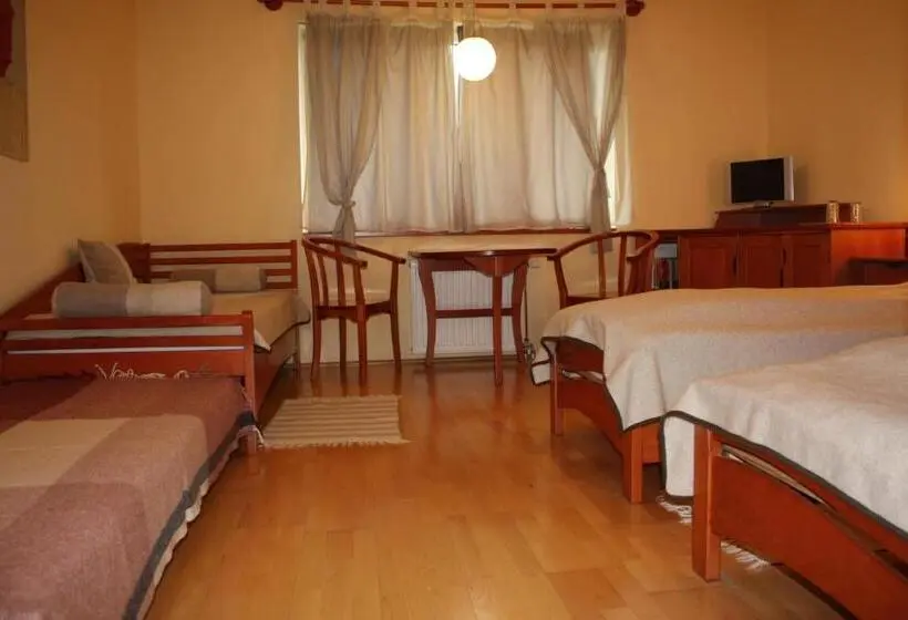 اتاق استاندارد چهار تخته, The Zen Hostel Posticum