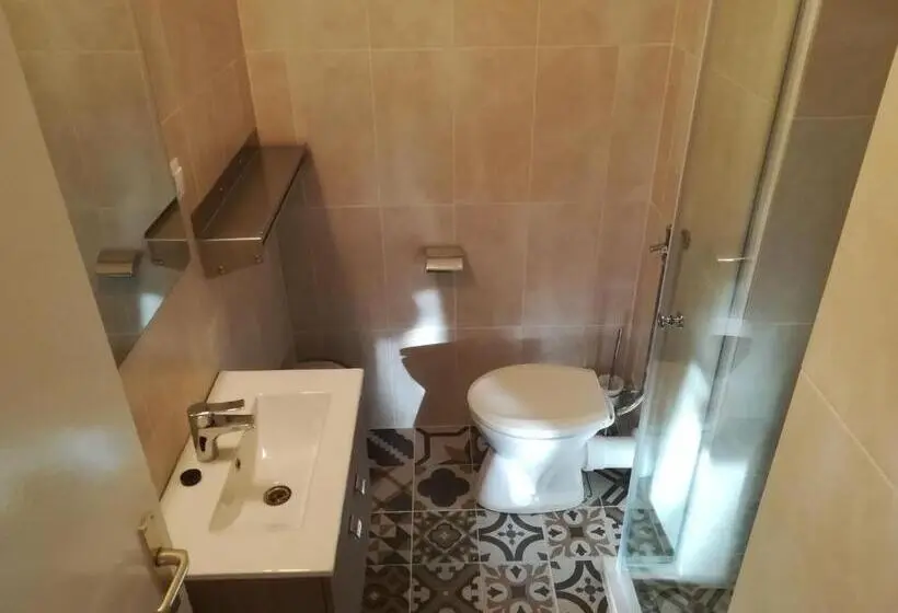 اتاق استاندارد سه نفره, The Zen Hostel Posticum