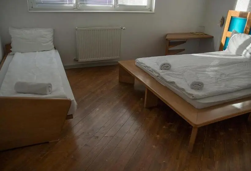 اتاق خانوادگی, The Zen Hostel Posticum