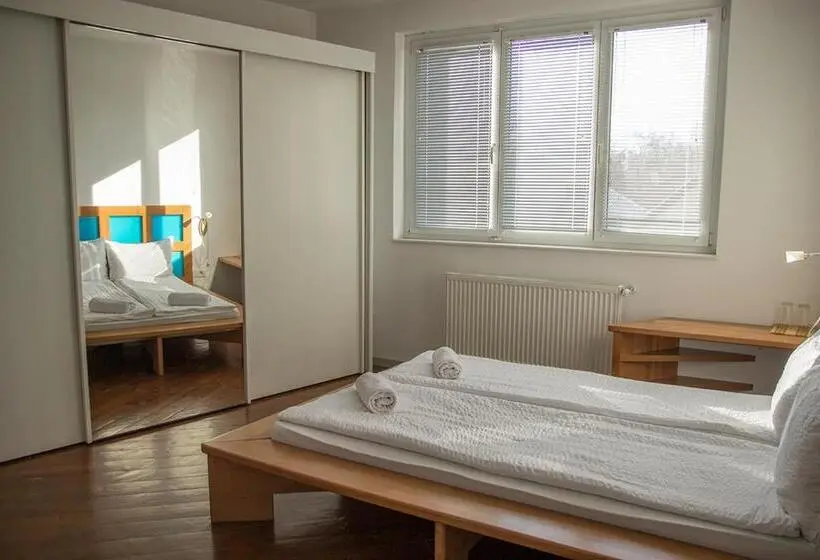 اتاق خانوادگی, The Zen Hostel Posticum