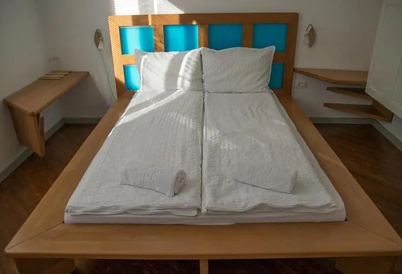 اتاق خانوادگی, The Zen Hostel Posticum