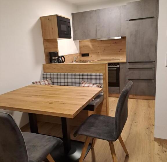 דירת חדר, Zimmer & Appartements Schwarzenbacher Sonja & Konrad