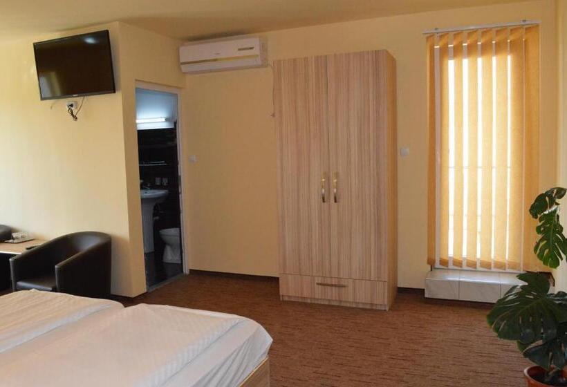 标准间, Pensiunea Beverly Hills