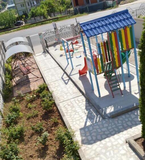 コンフォートトリプルルーム, Pensiunea Beverly Hills