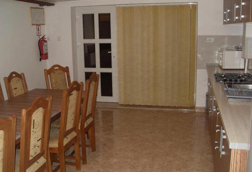 コンフォートトリプルルーム, Pensiunea Beverly Hills