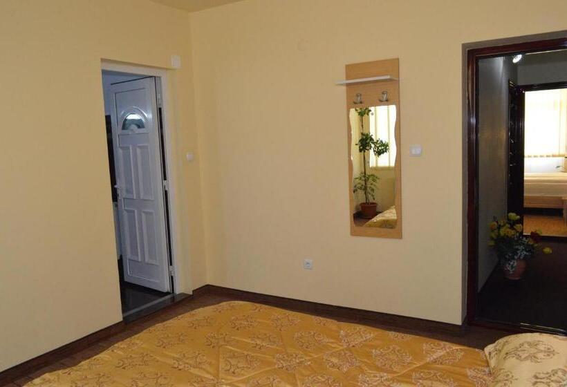 舒适三人间, Pensiunea Beverly Hills