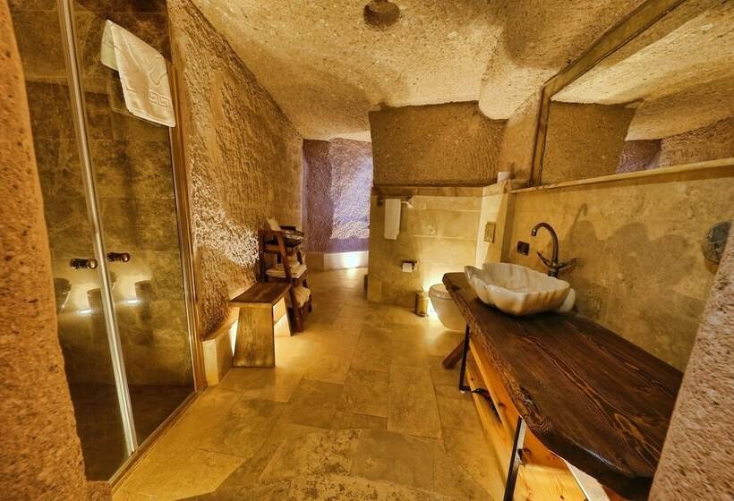 سوییت جونیور, Eyes Of Cappadocia Cave