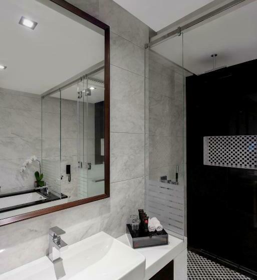 带大床的高级房间, Renaissance Business Bay Hotel, Dubai