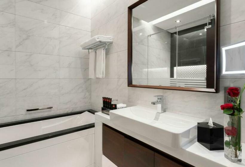 带大床的豪华间, Renaissance Business Bay Hotel, Dubai