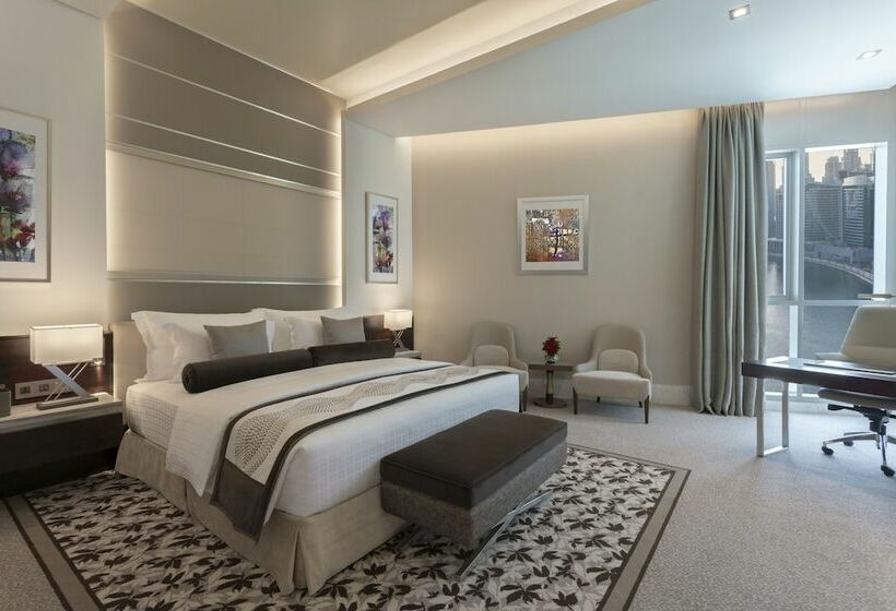 带大床的高级房间, Renaissance Business Bay Hotel, Dubai