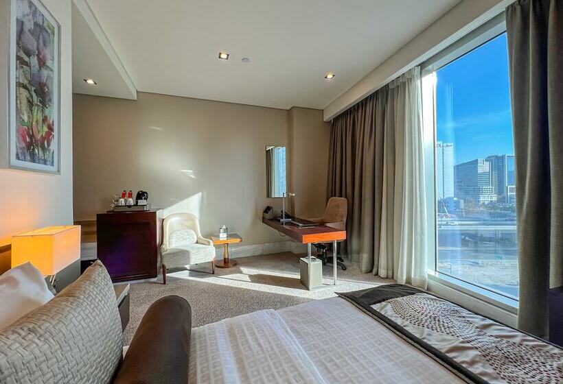 带大床的高级房间, Renaissance Business Bay Hotel, Dubai