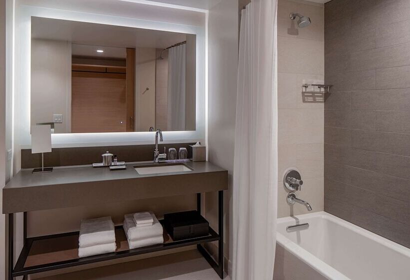 Номер Клуб, Hyatt Regency Seattle