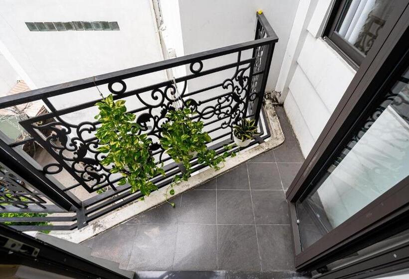 استودیو استاندارد با بالکن, Lotus Laverne