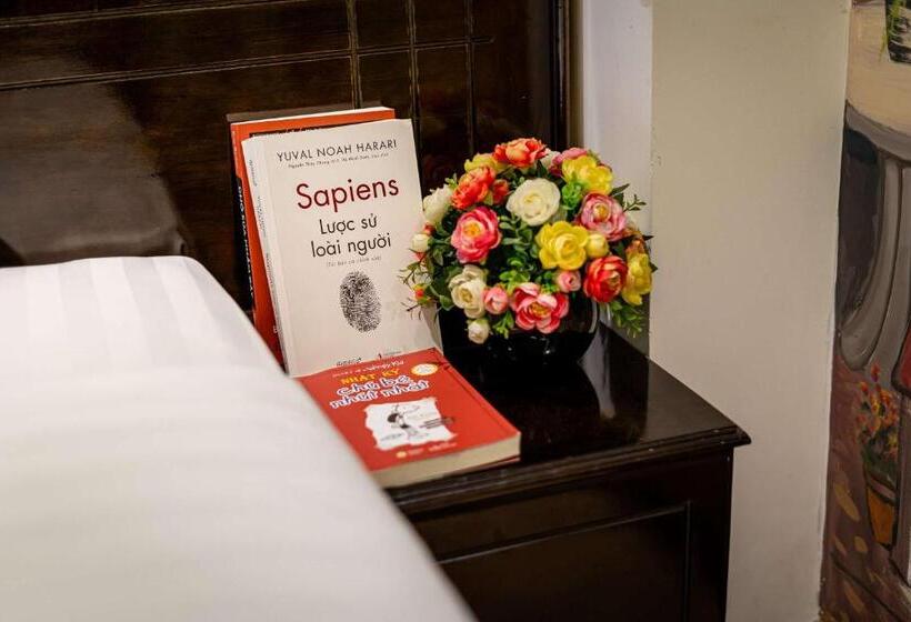 استودیوی لوکس, Lotus Laverne