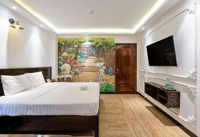 استودیوی لوکس, Lotus Laverne