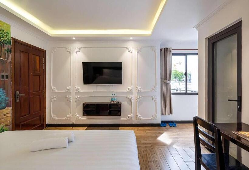 استودیوی لوکس, Lotus Laverne