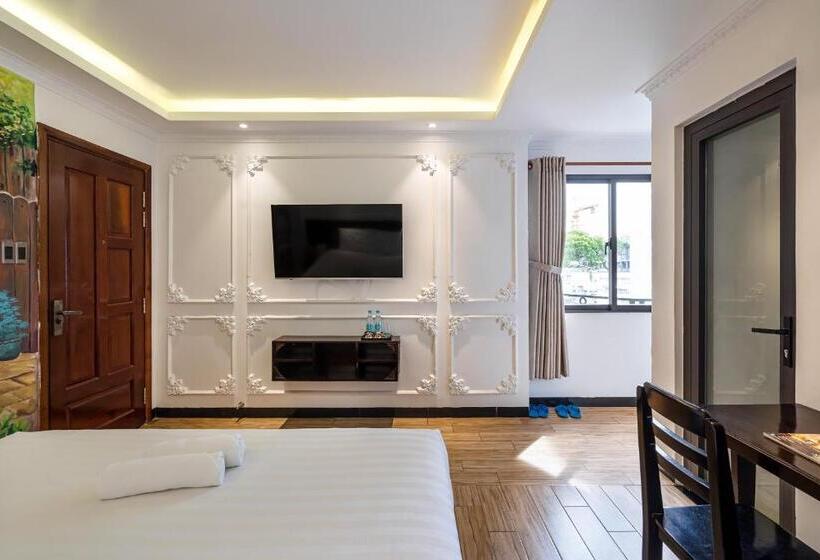 استودیوی لوکس, Lotus Laverne