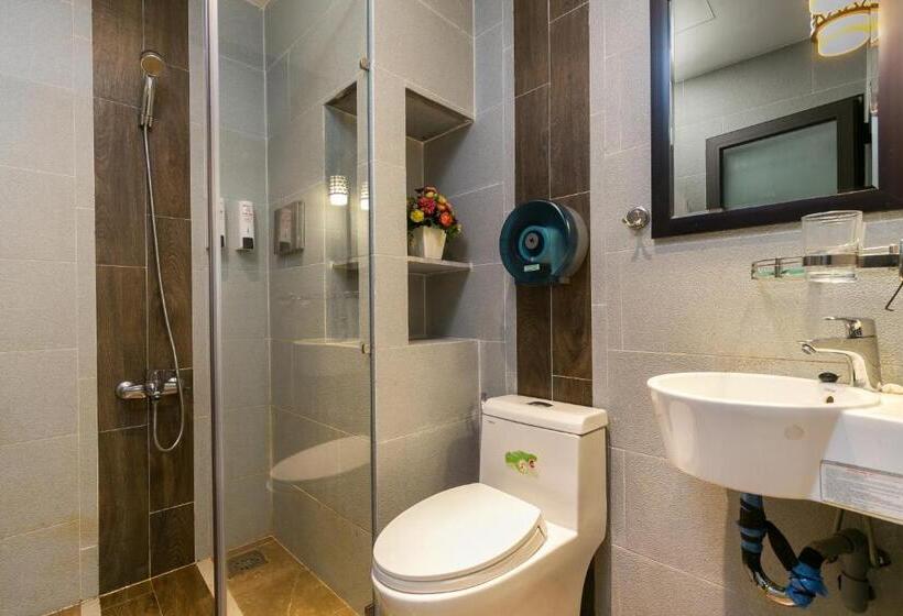 اتاق خانوادگی, Lotus Laverne