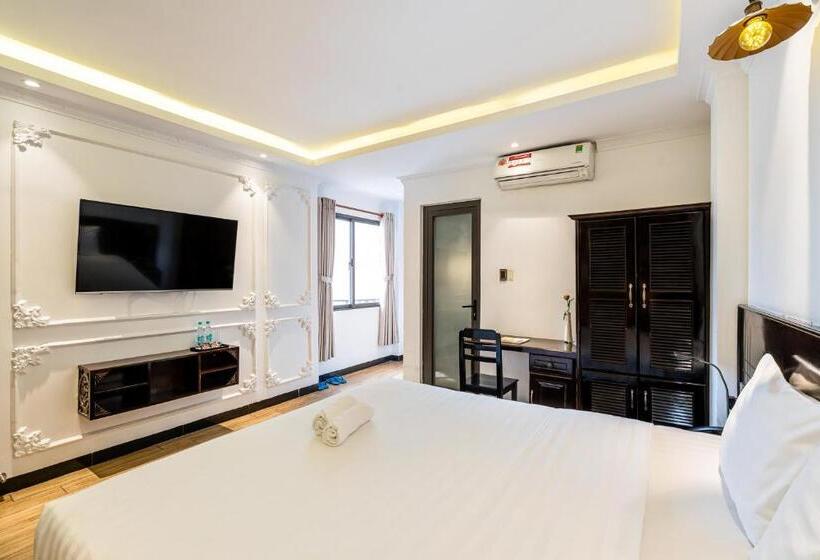 استودیوی لوکس, Lotus Laverne