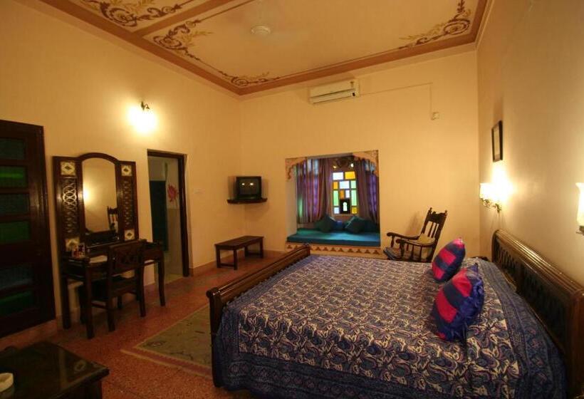 غرفة ديلوكس, Mahendra Prakash