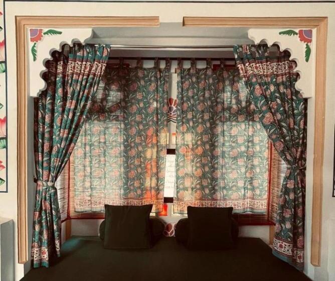 غرفة سوبيريور, Mahendra Prakash