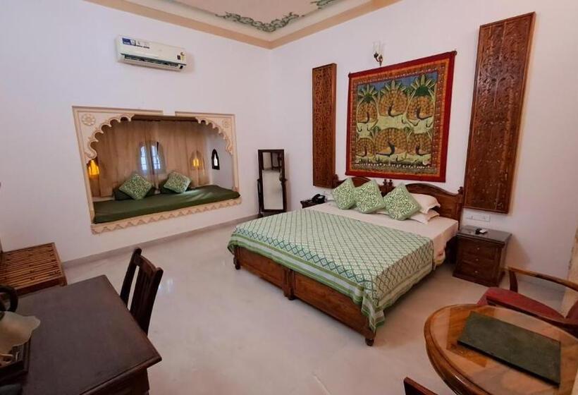 غرفة سوبيريور, Mahendra Prakash