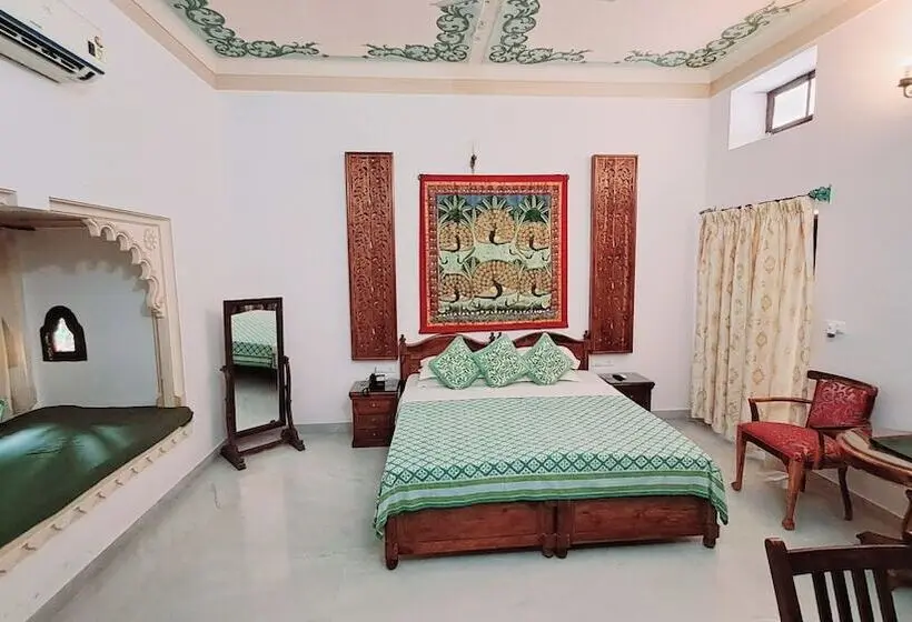 اتاق سوپریور, Mahendra Prakash