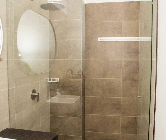 غرفة قياسية, Soy Local Insignia