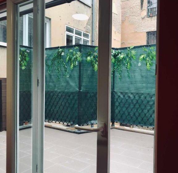 آپارتمان 1 خوابه با تراس, Story