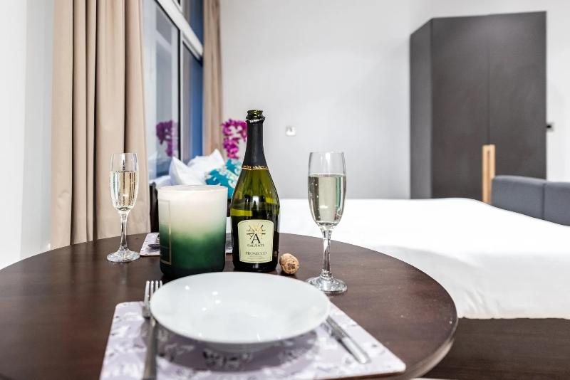 استودیوی استاندارد, Terlon Apartments