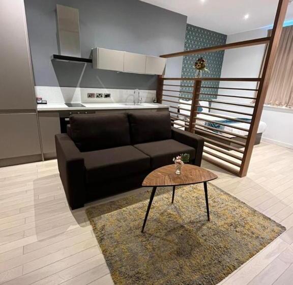 استودیوی لوکس, Terlon Apartments